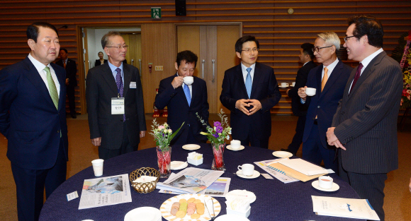 29일 광주광역시 김대중컨벤션센터에서 열린 지역경제 활성화를 위한 창조.혁신 순회 포럼에 참석한 황교안 총리가 행사전 윤장현 광주시장(왼쪽에서 세번째)과 김영만 서울신문 사장(오른쪽 두번째)등과 이야기를 나누고 있다. 정연호 기자 tpgod@seoul.co.kr