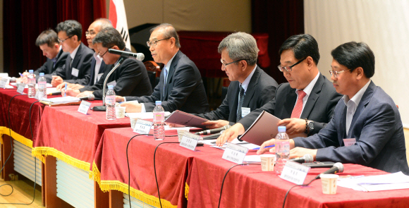 29일 광주광역시 김대중컨벤션센터에서 열린 지역경제 활성화를 위한 창조.혁신 순회 포럼에서 박재영 서울신문독자권익위원장이 종합토론의 사회를 보고 있다.정연호 기자 tpgod@seoul.co.kr