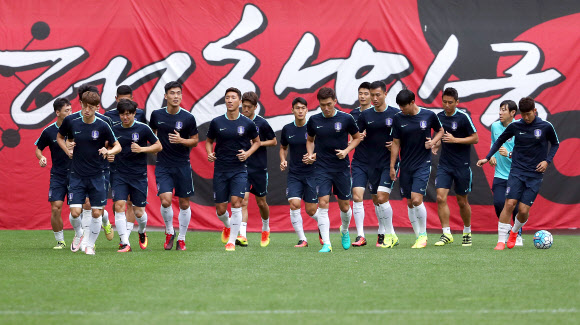 2018 러시아월드컵 최종예선 중국전을 앞두고 소집된 대한민국 축구대표팀 선수들이 29일 서울 마포구 서울월드컵경기장에서 몸을 풀고 있다. 연합뉴스