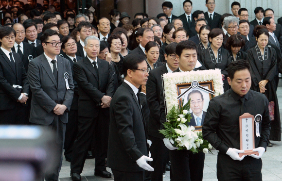 30일 오전 故 이인원 롯데 부회장의 발인식이 서울 송파구 풍납동 서울아산병원 장례식장에서 엄수되어 시신이 운구 되고 있다. 롯데 그룹의 2인자이자 신동빈 회장의 오른팔이었던 故 이인원 부회장은 지난 26일 롯데 비리 관련 검찰 조사를 앞두고 스스로 목숨을 끊었다. 이언탁기자 utl@seoul.co.kr