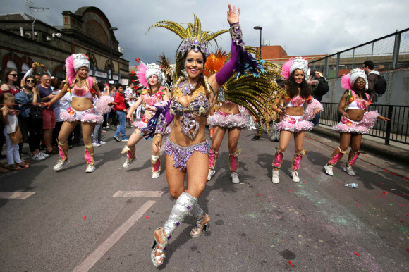29일(현지시간) 영국 런던에서 열린 노팅힐 카니발 퍼레이드에 참가한 댄서들이 춤을 추며 축제를 즐기고 있다. 노팅힐 카니발은 카리브 이민자들이 주로 밀집된 주거지에서 유래된 축제로 8월 이틀동안 열리는 유럽 최대의 거리축제 이다. AFP 연합뉴스
