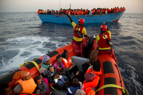 29일(현지시간) 리비아 해상서 선박을 타고 지중해로 나섰다 구조된 에리트레아 출신 난민들이 비정부 기구인 ‘프로액티바 오픈 암스(Proactiva Open Arms)’ 선박으로 옮겨져 아이들을 돌보고 있는 모습. 유럽으로 향하던 난민들이 하루에 무려 6천500여명이나 구조됐다. AP 연합뉴스