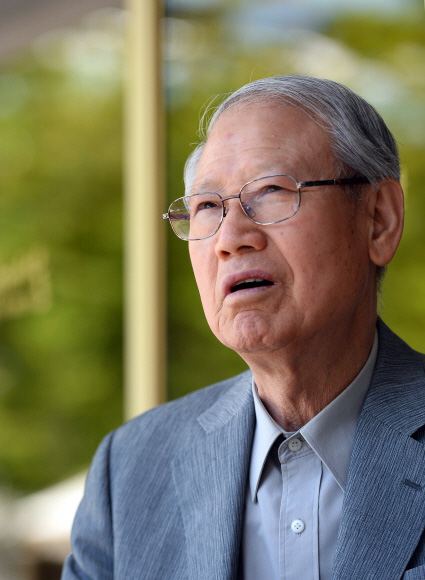 송복 연세대 명예교수는 “지도층이 사회에서 받은 특혜를 자기희생으로 되갚는 ‘노블레스 오블리주’에서 이 시대 역사의 동력을 찾을 수 있다”고 강조했다.  박윤슬 기자 seul@seoul.co.kr