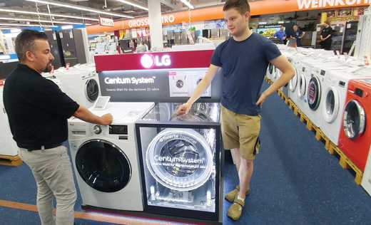 독일 베를린 시내의 가전 매장을 찾은 고객들이 저진동, 고효율을 구현한 ‘센텀 시스템’을 적용한 드럼세탁기를 살펴보고 있다. LG전자 제공 