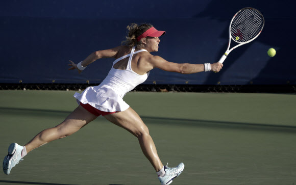 독일 테니스 선수 로라 지그문트가 30일(현지시간) 미국 뉴욕에서 열린 US 오픈 테니스 토너먼트 1라운드 경기를 펼치고 있다. AP 연합뉴스
