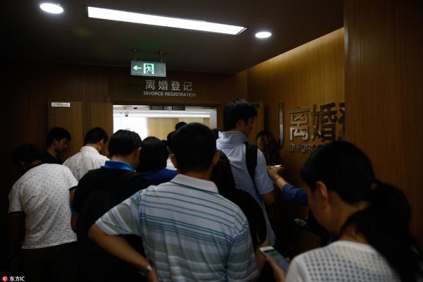 중국 상하이시 한 구청의 이혼등기소에 이혼서류를 내려는 사람들이 몰려 와 북새통을 이루고 있다. 웨이보 캡처