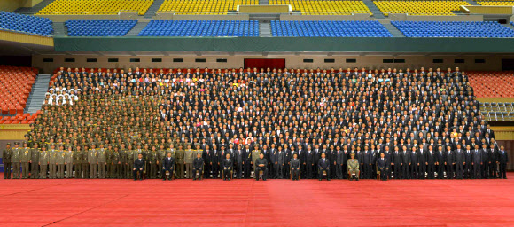 北 김정은, SLBM 시험발사 관계자들과 기념사진