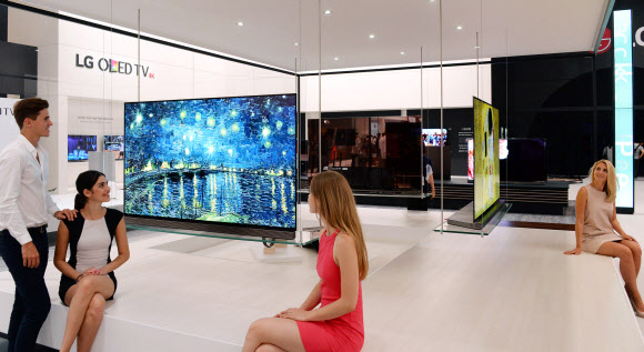 LG전자가 2~7일 독일 베를린에서 열리는 ‘국제가전전시회(IFA) 2016’에 선보일 ‘LG 시그니처 올레드 TV’를 1일 소개하고 있다. 이 제품은 올레드 패널 뒤에 투명 강화유리 한 장만 붙여 얇고 세련된 느낌을 강조했다. 연합뉴스
