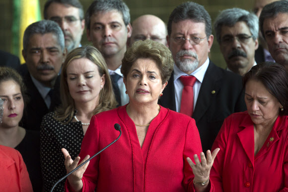지우마 호세프(앞줄 가운데) 브라질 대통령. AP 연합뉴스