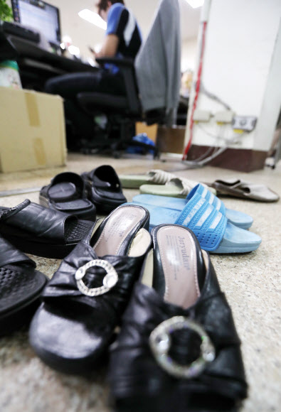 1일 오전 광주 북부경찰서에 신발 냄새에 집착하는 이른바 신발변태가 초등학교에 침입해 훔친 교사들의 실내화가 놓였다.연합뉴스