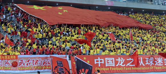 중국 응원단 ‘추미’가 대형 오성홍기를 펼치며 중국 대표팀을 응원하고 있는 모습이다. 손형준 기자 boltagoo@seoul.co.kr