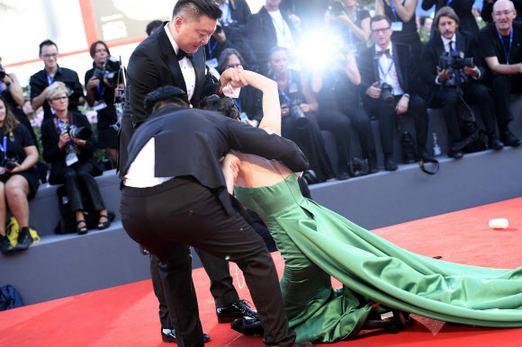 1일(현지시간) 제73회 베니스국제영화제 경쟁 부문에 공식 초청된 영화 ‘더 라잇 비트윈 오션스(The Light Between Oceans)’ 프리미어 행사에 참석한 게스트가 레드카펫 위에서 넘어지고 있다. EPA 연합뉴스