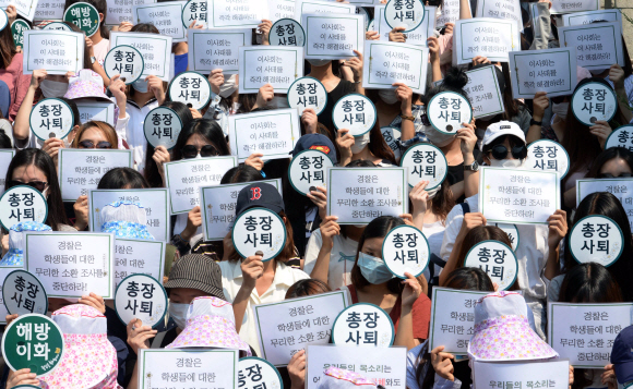 2일 총장사퇴를 요구하며 학교 본관을 점거농성중인 이화여자대학교 학생들과 졸업생들이 서울 이화여대 본관앞에서 경찰의 소환조사에 반대하는 기자회견을 벌이고 있다. 이언탁 기자 utl@seoul.co.kr