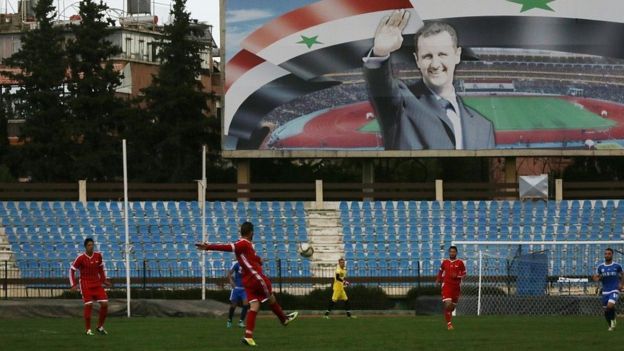 관중석이 텅 빈 시리아 수도 다마스쿠스의 티시린 스포츠시티 스타디움에서 시리아 프로축구 라타키아 훗틴(붉은 색 유니폼)과 하마 탈리야가 경기를 벌이고 있다. AFP 자료사진 