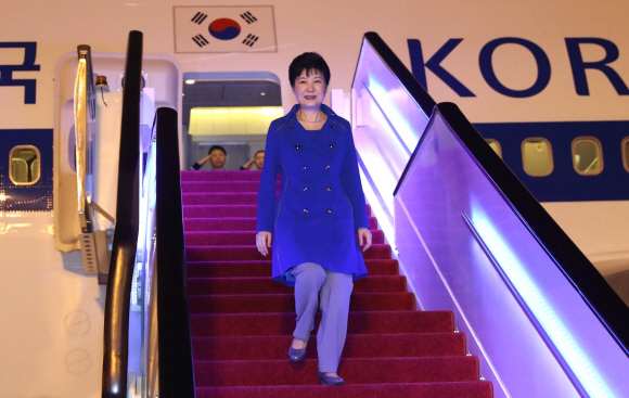 박근혜 대통령이 3일 밤(현지시간) G20 정상회의에 참석하기 위해 중국 항저우 샤오산 공항에 도착, 전용기에서 내려오고 있다. 안주영 기자 jya@seoul.co.kr