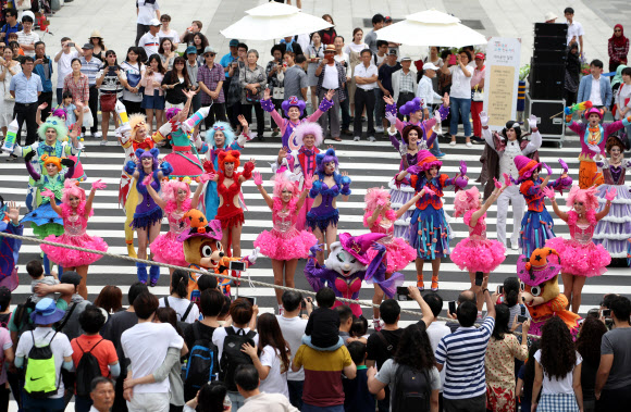 롯데월드 어드벤처 무용수들이 핼러윈 축제를 기념해 4일 서울 종로구 광화문 세종대로 보행전용거리에서 시즌 축제 ’호러 할로윈 : 좀비아일랜드’의 ’큐티 할로윈’ 공연과 퍼레이드를 선보이고 있다.  연합뉴스
