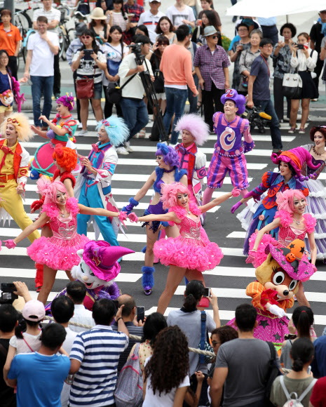 롯데월드 어드벤처 무용수들이 핼러윈 축제를 기념해 4일 서울 종로구 광화문 세종대로 보행전용거리에서 시즌 축제 ’호러 할로윈 : 좀비아일랜드’의 ’큐티 할로윈’ 공연과 퍼레이드를 선보이고 있다. 연합뉴스