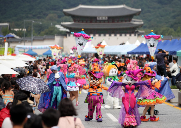 롯데월드 어드벤처 무용수들이 핼러윈 축제를 기념해 4일 서울 종로구 광화문 세종대로 보행전용거리에서 시즌 축제 ’호러 할로윈 : 좀비아일랜드’의 ’큐티 할로윈’ 공연과 퍼레이드를 선보이고 있다. 연합뉴스