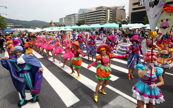 롯데월드 어드벤처 무용수들이 핼러윈 축제를 기념해 4일 서울 종로구 광화문 세종대로 보행전용거리에서 시즌 축제 ’호러 할로윈 : 좀비아일랜드’의 ’큐티 할로윈’ 공연과 퍼레이드를 선보이고 있다.  연합뉴스