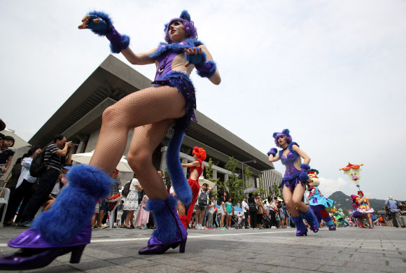 롯데월드 어드벤처 무용수들이 핼러윈 축제를 기념해 4일 서울 종로구 광화문 세종대로 보행전용거리에서 시즌 축제 ’호러 할로윈 : 좀비아일랜드’의 ’큐티 할로윈’ 공연과 퍼레이드를 선보이고 있다.  연합뉴스