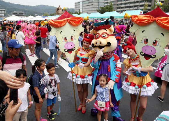 롯데월드 어드벤처 무용수들이 핼러윈 축제를 기념해 4일 서울 종로구 광화문 세종대로 보행전용거리에서 시즌 축제 ’호러 할로윈 : 좀비아일랜드’의 ’큐티 할로윈’ 공연과 퍼레이드를 선보인 뒤 시민들과 기념촬영을 하고 있다.  연합뉴스
