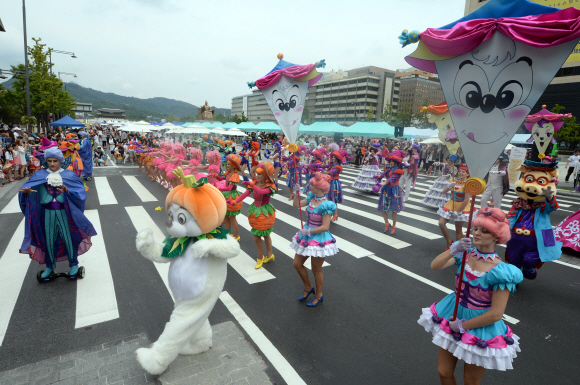 롯데월드 캐릭터 무용수들이 4일 서울 종로구 세종대로 보행전용거리에서 할로윈 축제 ’큐티 할로윈’을 주제로 한 퍼레이드 및 공연을 펼치고 있다. 박윤슬 기자 seul@seoul.co.kr