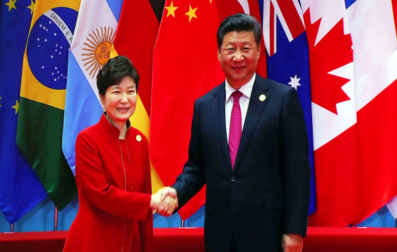 박근혜 대통령이 4일 오후(현지시간) G20이 열리고 있는 중국 항저우 국제전시장에 도착, 시진핑 중국 국가주석과 악수하고 있다.  미디어센터 화면 캡쳐=안주영 기자 jya@seoul.co.kr