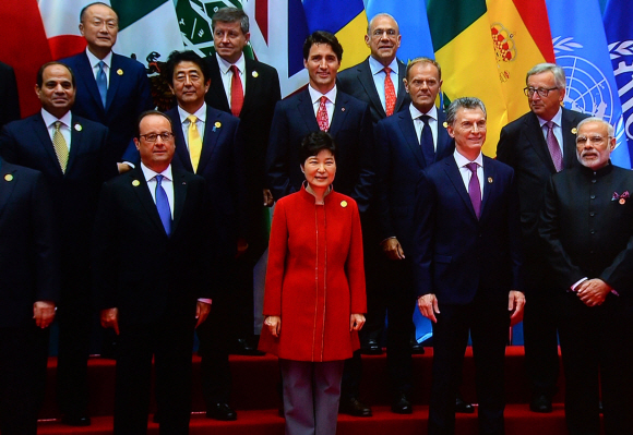 박근혜 대통령이 4일 오후(현지시간) 주요20개국 (G20) 정상회의가 열리는 중국 항저우국제전시장에 도착, 각국 정상들과 기념촬영을 하고 있다.  미디어센터 화면 캡쳐=안주영 기자 jya@seoul.co.kr