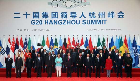 박근혜 대통령과 각국 정상들이 4일 오후 중국 항저우 국제전시장 리셉션홀에서 열린 G20 정상회의에서 단체 기념촬영을 하고 있다.  안주영 기자 jya@seoul.co.kr