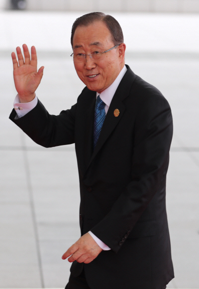 4일 중국 항저우에서 열린 G20정상회의에 참석한 반기문 유엔사무총장이 중국측인사의 영접을 받으며 행사장으로 이동하고있다. 안주영 기자 jya@seoul.co.kr