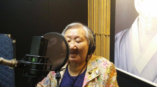 일본군 위안부 피해자 길원옥 할머니가 지난 2일 서울 영등포구의 한 녹음실에서 음반 작업을 하고 있다. 한국정신대문제대책협의회 제공