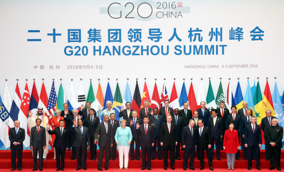 주요 20개국(G20)이 중국 항저우 국제전시장에서 열렸다. 정상회의에 참석한 박근혜(앞줄 오른쪽 세 번째) 대통령과 20개 회원국 정상 및 7개 국제기구 수장들이 4일 개막식 행사가 열린 중국 항저우 국제전시장에서 단체사진을 찍고 있다.  항저우 안주영 기자 jya@seoul.co.kr