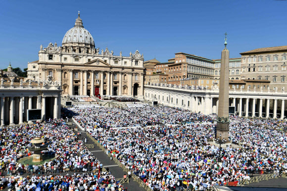 4일 전 세계에서 온 10만명의 가톨릭교 신도들은 성당 앞 광장에 모여 시성미사를 드렸다. 바티칸 AFP 연합뉴스