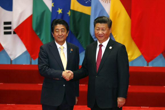 악수하는 시진핑 중국 국가 주석(오른쪽)과 아베 신조 일본 총리.