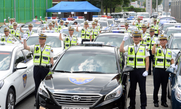 5일 경찰청은 고속도로 서울 톨게이트에서 ’암행순찰차 전국 확대시행 발대식’을 열고 있다. 경찰은 3~6월 경부고속도로에 암행순찰차 2대를 배치해 1단계 시범운영에 나섰다. 7~8월에는 서울외곽·영동·서해안·중부내륙 고속도로에 8대를 추가 배치해 총 10대로 2단계 시범 운영을 실시했다. 오늘 이후 암행순찰차 총 22대가 전국 고속도로를 누빈다. 2016.9.5 이언탁기자 utl@seoul.co.kr