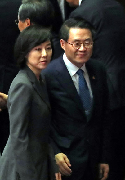 의원들과 인사 나누는 조윤선 김재수
