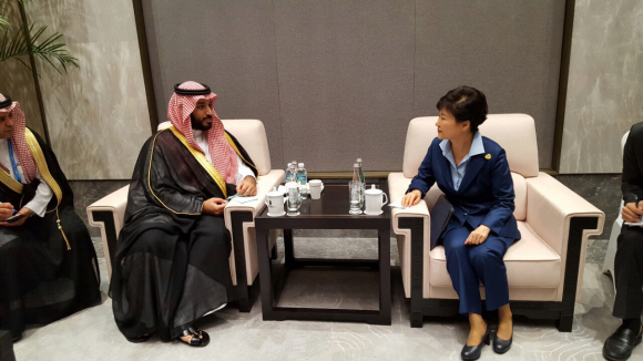 박근혜 대통령은 5일(한국시간) 오전 무하마드 빈 살만 사우디 제2 왕위계승자와 회담을 갖고, 한·사우디 관계, 한반도 정세, 사우디의 비전2030 등에 대한 한국의 참여 방안 등에 대해 의견을 교환하였다.2016.9.5청와대제공