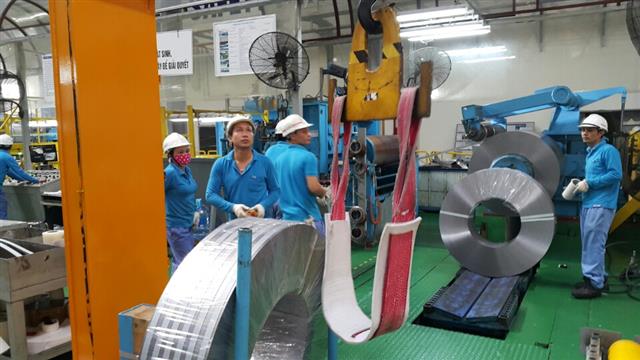 지난 1일(현지시간) 하이즈엉성(省)에 위치한 포스코 베트남 가공센터(포스코VNPC)에서 베트남 현지 근로자들이 냉연 코일 제품을 이동시키고 있다.
