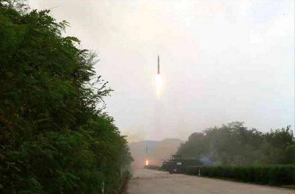 北, ’김정은 참관’ 노동미사일 발사 사진 9장 공개