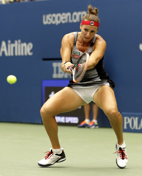 5일(현지시간) 미국 뉴욕 빌리진 킹 내셔널 테니스센터에서 열린 US오픈 테니스대회에서 야로슬라바 스베도바(카자흐스탄)가 세리나 윌리엄스(미국)와의 경기에서 공을 넘기고 있다. AP 연합뉴스