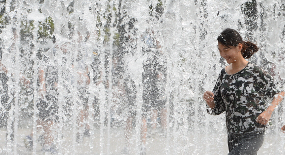 6일 서울 성동구 서울숲을 찾은 중학생들이 분수에서 물놀이를 하며 끝나지 않은 여름 날씨를 만끽하고 있다. 박윤슬 기자 seul@seoul.co.kr