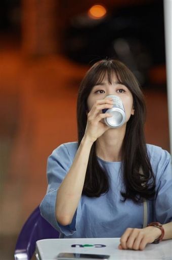‘혼술남녀’에서 노량진 강사로 등장하는 박하선. <br>tvN 제공