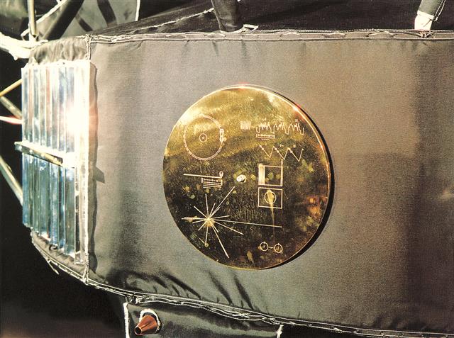 천문학자 칼 세이건이 기획·제작해 우주 탐사선 보이저 1·2호에 부착한 골든 레코드판으로 수명은 약 10억년이다. 사이언스북스 제공