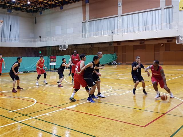 지난 3일 모비스 선수들이 체육관에서 일본프로농구 히타치와 연습경기를 하고 있는 모습이다. 모비스 제공