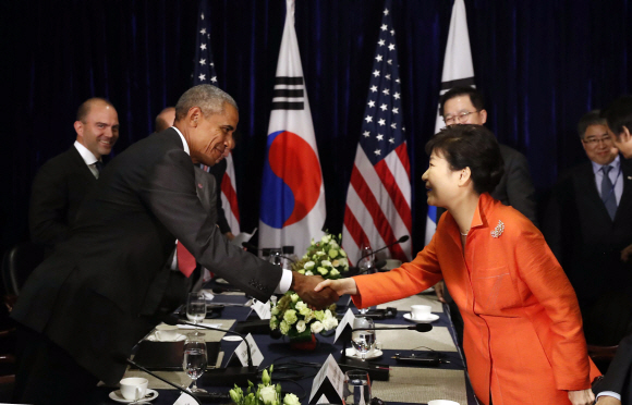 박근혜 대통령과 버락 오바마(왼쪽) 미국 대통령이 6일 라오스 비엔티안의 랜드마크호텔에서 한·미 정상회담을 마친 뒤 악수를 하고 있다. 한·미 정상은 사드(고고도미사일방어체계)를 포함한 연합 억지력을 유지하기로 합의했다. 비엔티안 안주영 기자 jya@seoul.co.kr