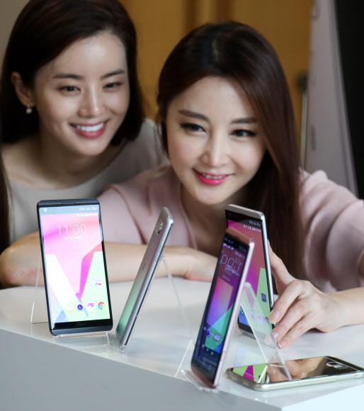 7일 서울 서초구 양재동 LG전자 R&D 서초캠퍼스에서 열린 LG 프리미엄 스마트폰 V20 신제품 발표회에서 모델들이 제품을 선보이고 있다.   연합뉴스