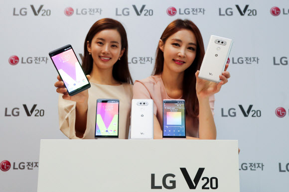 7일 서울 서초구 양재동 LG전자 R&D 서초캠퍼스에서 열린 LG 프리미엄 스마트폰 V20 신제품 발표회에서 모델들이 제품을 선보이고 있다.  연합뉴스