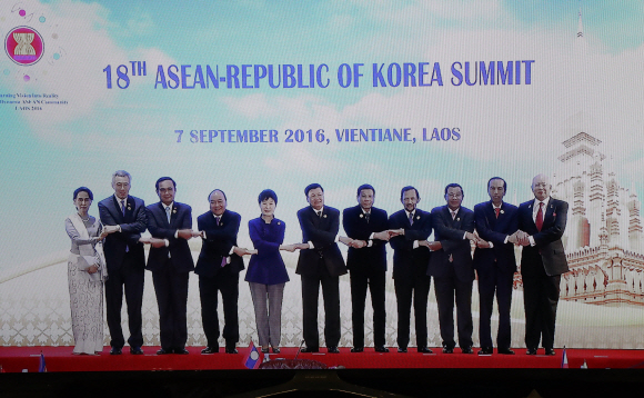 7일 오후(현지시간) 박근혜대통령이 라오스 비엔티안 국립컨벤션센터(NCC)에서 열린 ASEAN 정상회담에 참석해 기념촬영을 하고 있다.미디어센터 TV 촬영.  안주영 기자 jya@seoul.co.kr
