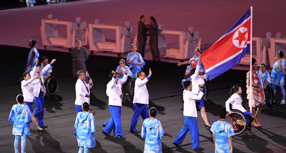 8일(한국시간) 새벽 6시 브라질 리우데자네이루 마라카낭 주경기장에서 ‘제15회 리우패럴림픽’ 개막식이 열리며 세계의 장애인들을 위한 축제의 제전이 펼쳐진 가운데 북한선수단이 입장하고 있다. 이번 패럴림픽에 한국은 11개 종목에 81명의 선수가 참가했다. 리우데자네이루=패럴림픽사진공동취재단