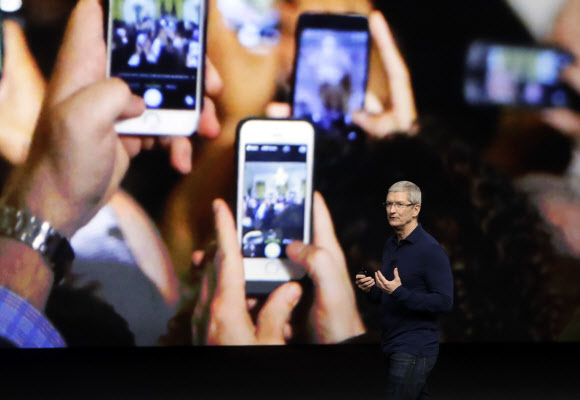 팀 쿡 애플 CEO가 7일(현지시간) 미국 샌프란시스코  빌 그레이엄 시빅 오디토리엄에서 열린 신제품 발표회에서 아이폰7을 소개하고 있다.  AP 연합뉴스